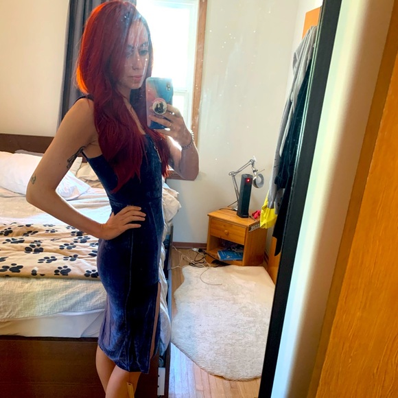 Blue velvet soft dress from Reformation. - Picture 3 of 7